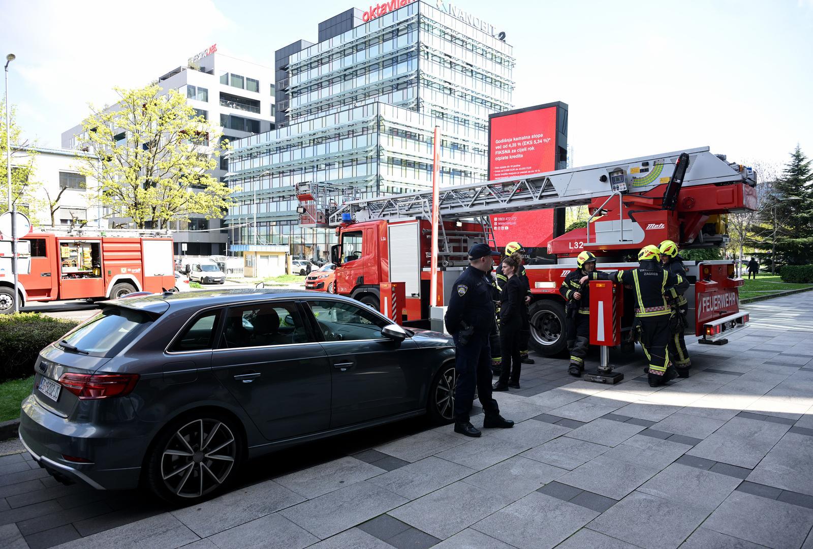 02.04.2025., Zagreb - Vatrogasna interevencija na Radnickoj cesti gdje je na vrhu zgrade poceo goriti dimnjak restorana Mano 2. Ljudi iz zgrade su evakuirani te nema ozlijedjenih. Photo: Neva Zganec/PIXSELL
