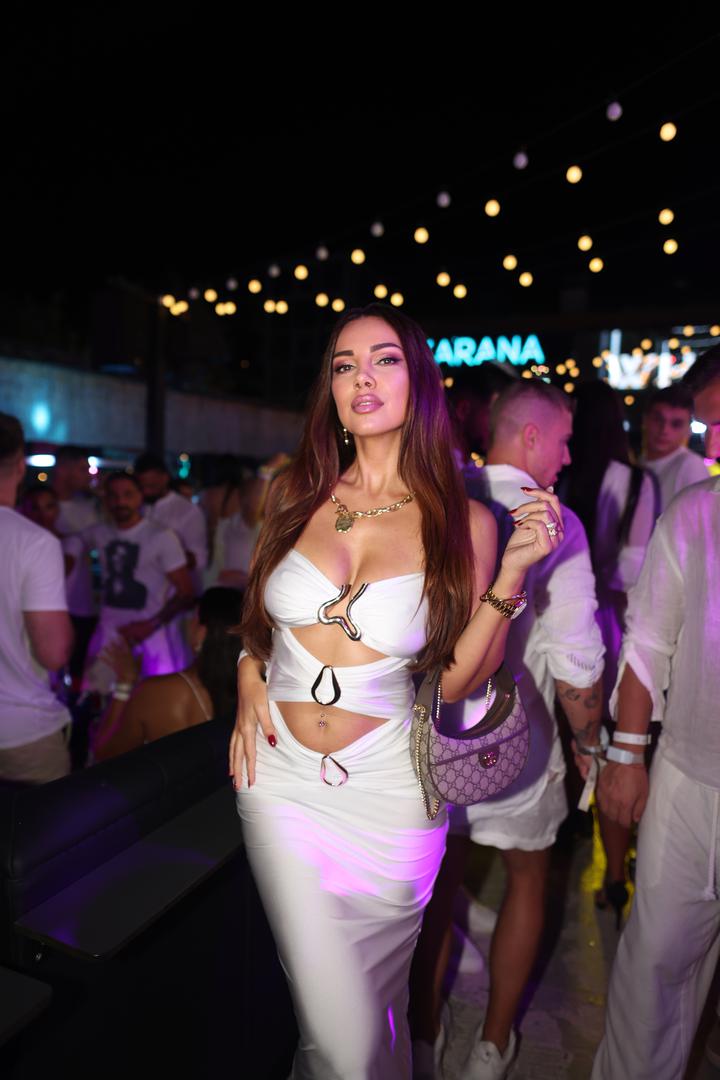 Ovog vikenda Makarska je bila u znaku bijele boje. Dosad najposjećenije izdanje White Weekenda okupilo je rekordan broj posjetitelja u Makarani, a dugi redovi ispred kluba tijekom obje večeri najbolje su pokazali koliki je interes vladao za jednim od najiščekivanijih ljetnih događaja.