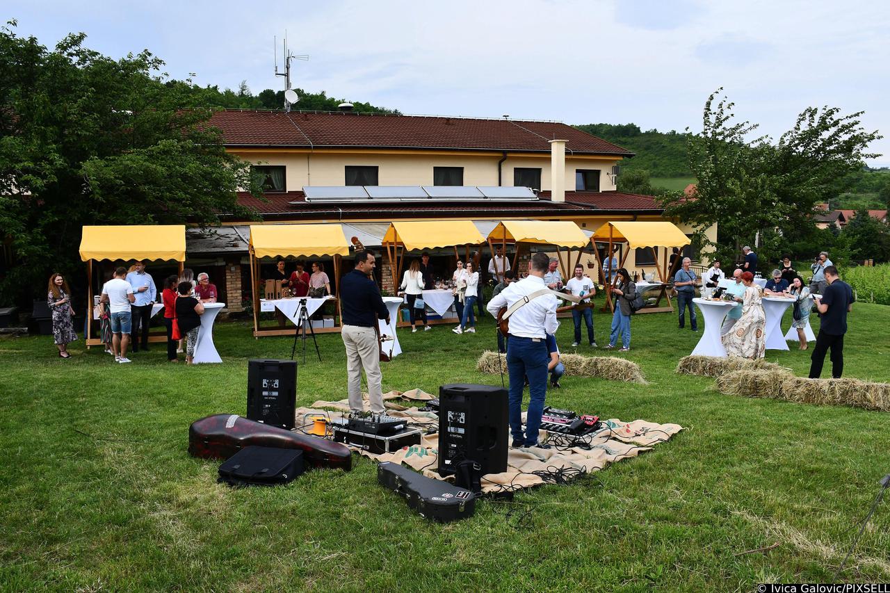 Brodski Stupnik: Održana manifestacija Meridiane Slavonice - "Zalazak u vinogradu"