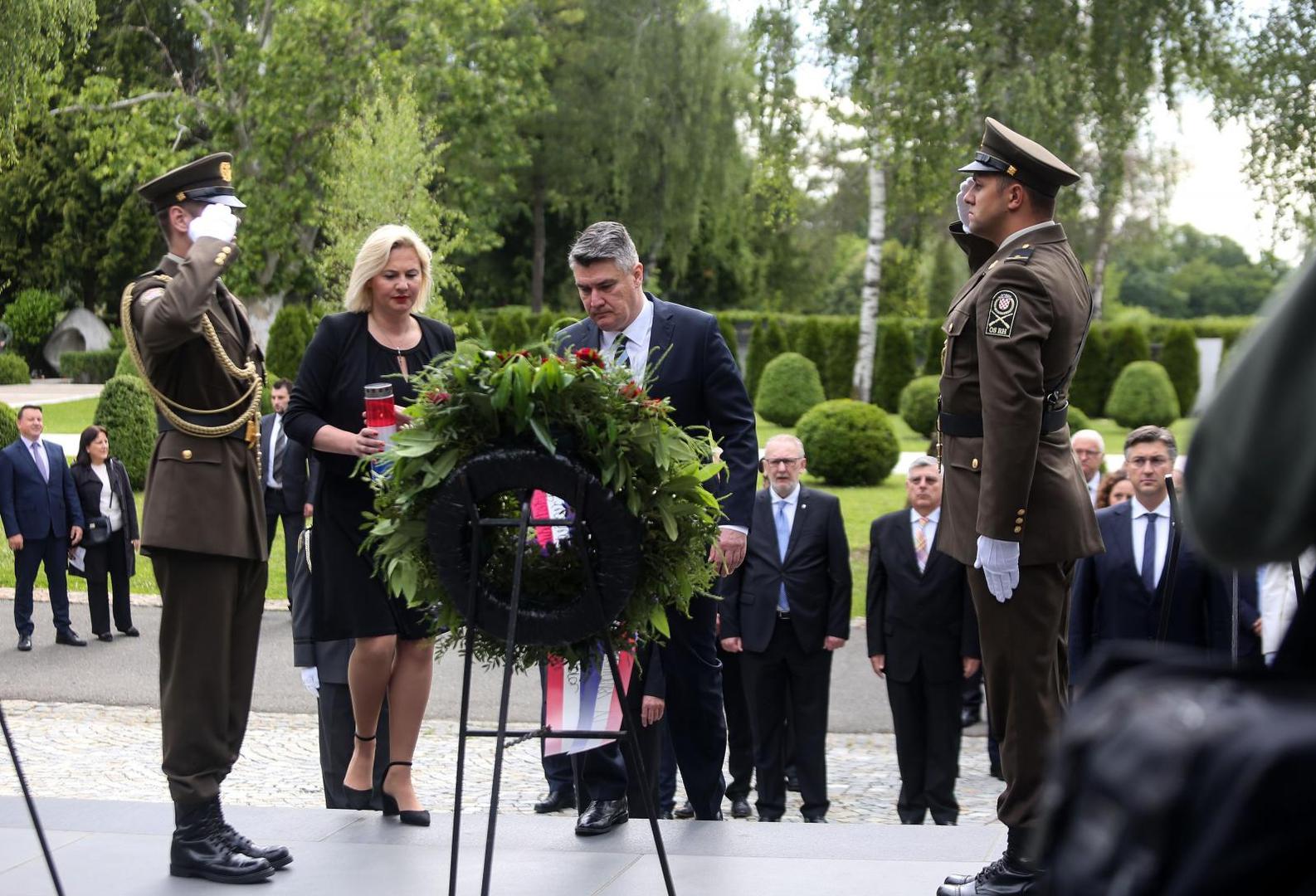 30.05.2020., Zagreb - Povodom Dana drzavnosti polaganje zajedničkog vijenca Predsjednika Republike Hrvatske, Predsjednika Hrvatskog sabora i Predsjednika Vlade Republike Hrvatske s izaslanstvima ispred Sredisnjeg kriza branitelja na Gradskom groblju Mirogoj te na grob Franje Tudjmana. Photo: Marin Tironi/PIXSELL