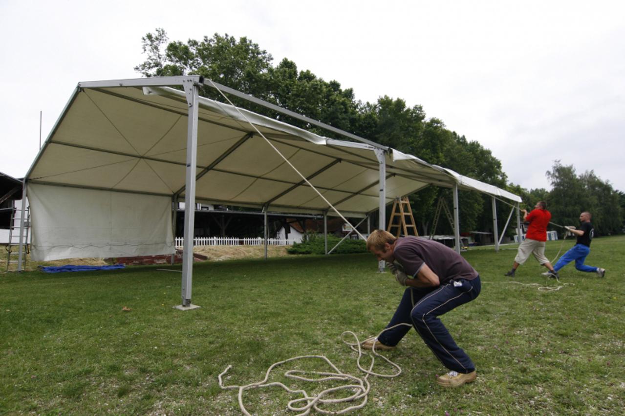 '17.06.2010., Koprivnica - Organizatori ubrzano sastavljaju satore i postavljaju drugu opremu za motorijadu ovog vikenda. Photo: Marijan Susenj/PIXSELL'