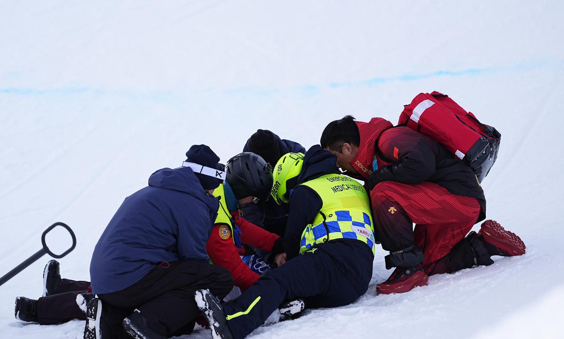 Prava drama na Zimskim olimpijskim igrama: Kineska snowboarderica Liu Jiayu teško je pala na glavu i izazvala šok na borilištu. Liječnici su brzo reagirali, a prve vijesti iz Livigna su ohrabrujuće, nije riječ o ozljedi vrata