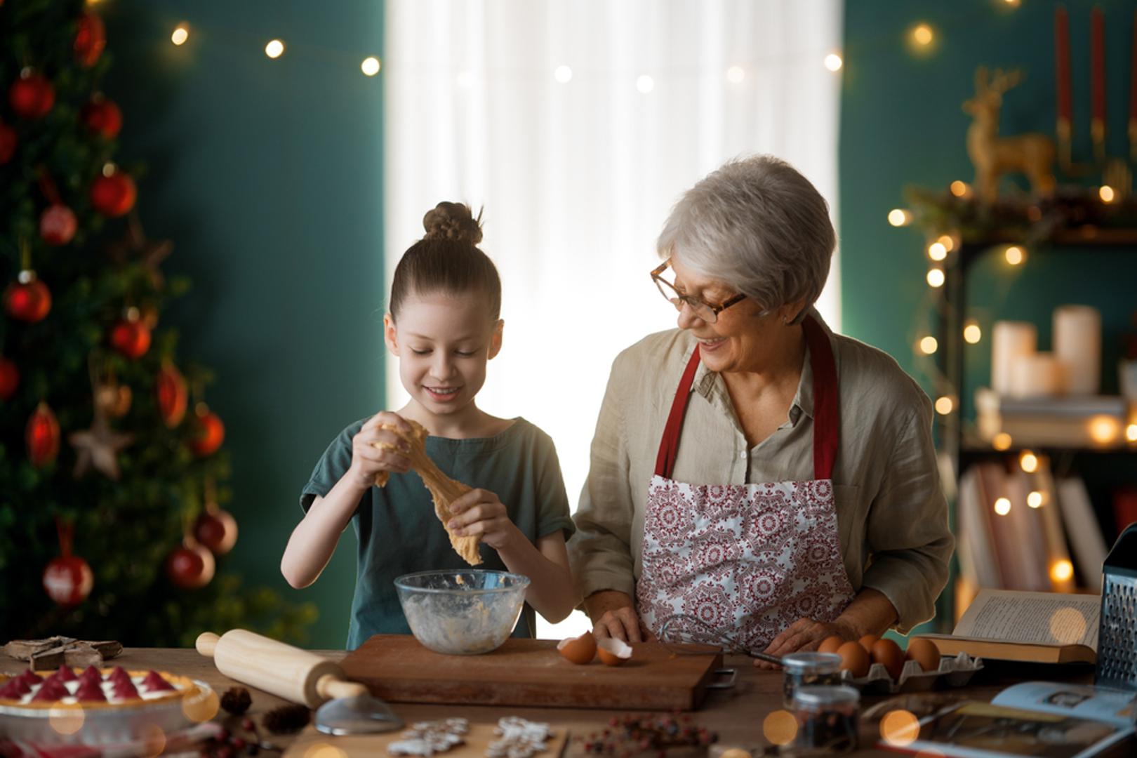 Pojednostaviti blagdane umjesto 'napucati' ih obavezama: Odlučite da ne morate sve. Ni ispeći sve kolače, ni obaviti sve posjete, ni savršeno ukrasiti kuću. Umjesto toga birajte ono što vas i vaše bližnje stvarno veseli. Manje 'to-do' liste znači više prostora za smijeh, razgovor i mir. Advent nije 'glancanje' domaćinstva, nego vrijeme srca.