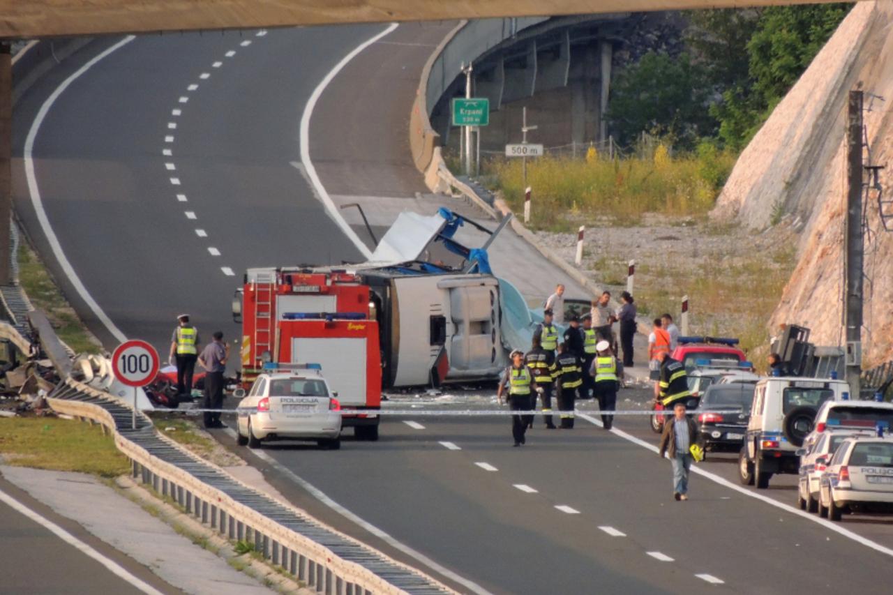 '23.06.2012., Gospic - 7 osoba je poginulo, a 44 su ozlijedjene u prevrtanju autobusa na autocesti Zagreb-Split kod tunela Krpani. Oko 4 sata autobus ceskih registarskih oznaka udario je u zastitnu og