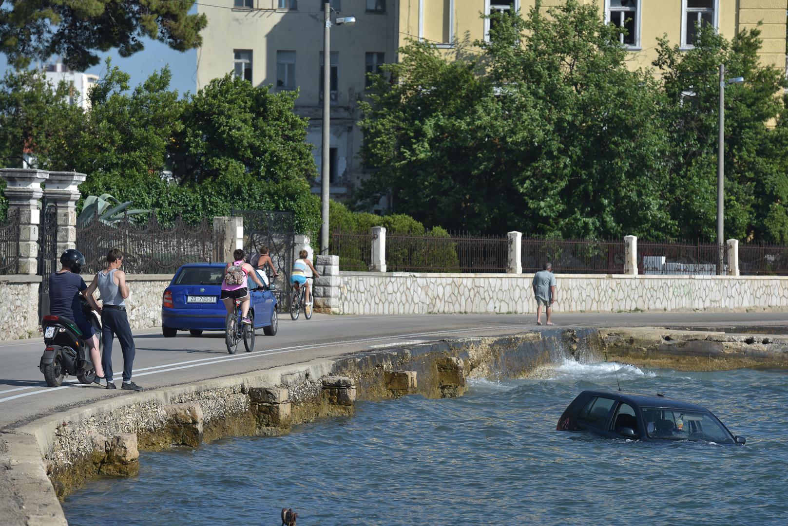Na Obali kneza Trpimira u Zadru kod kafića Marex, neoprezni vozač izgubio je kontrolu nad vozilom te sletio u more.