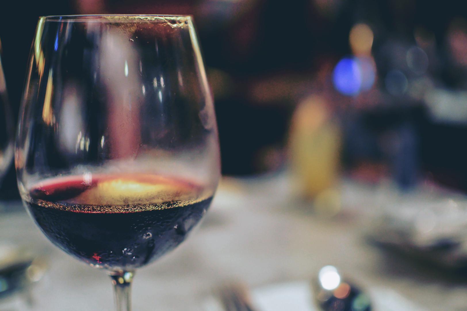 Točnije, krive temperature. Uvriježen je stav među laicima da se bijelo vino čuva u hladnjaku, a crno na sobnoj temperaturi, no ipak ovo je dobro znati. 