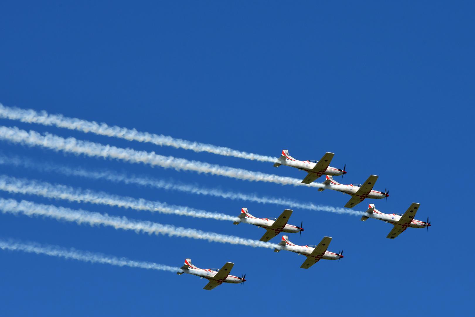 Središnji trenutak obilježavanja bio je atraktivan letački program. U sklopu kojega je akrobatska grupa Krila Oluje izvela  spektakularan program, a iznad Knina simboličnim preletom višenamjenskih borbenih aviona Rafale uveličana je ova svečanost. 