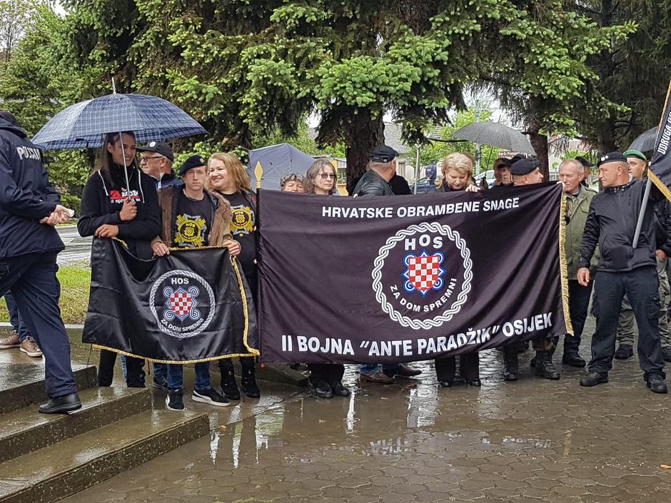 Majice i zastave HOS-a na obljetnici ubojstva 12 redarstvenika