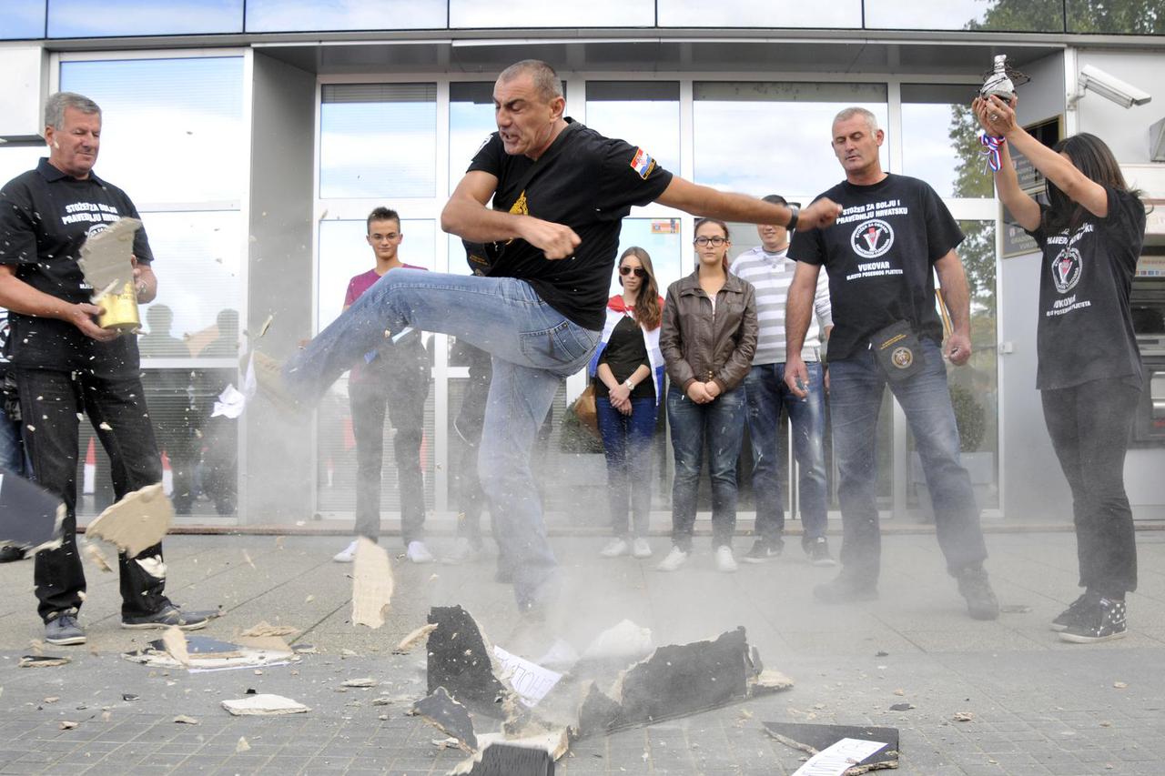 Vukovar: Prosvjedni mimohod "Slavonija srcem za Vukovar"