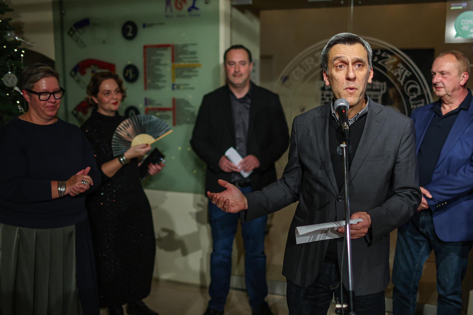 Tomislav Anić, jedan od autora izložbe "Gutljaj prošlosti", kazao je kako posjetitelji ovdje mogu zaviriti u duh vremena kada se uz gutljaje kave, vina, piva i nadolazećih bezalkoholnih pića raspravljalo o politici, ekonomiji, športu ili se jednostavno tračalo