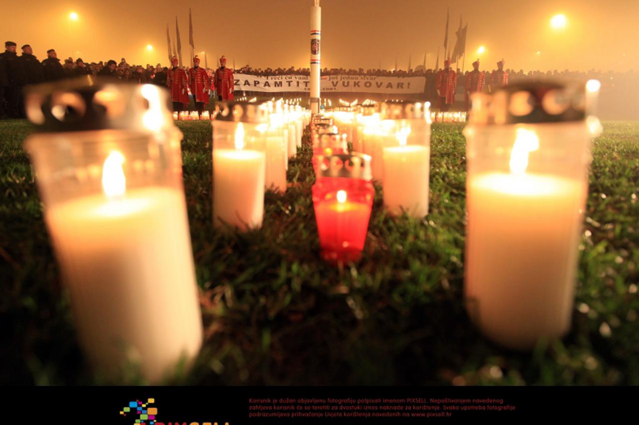 '17.11.2011., Zagreb - Paljenjem svijeca duz Vukovarske te formiranjem rijeci Vukovar i kriza obiljezen je Dan sjecanja na zrtvu Vukovara koji je na danasnji dan prije 20 godina pao u ruke srbocetnick