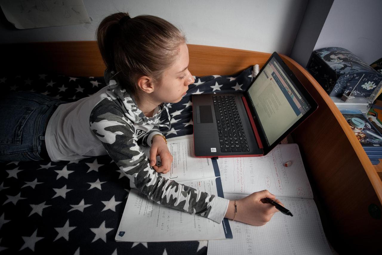 Učenici prate nastavu preko TV-a i računala