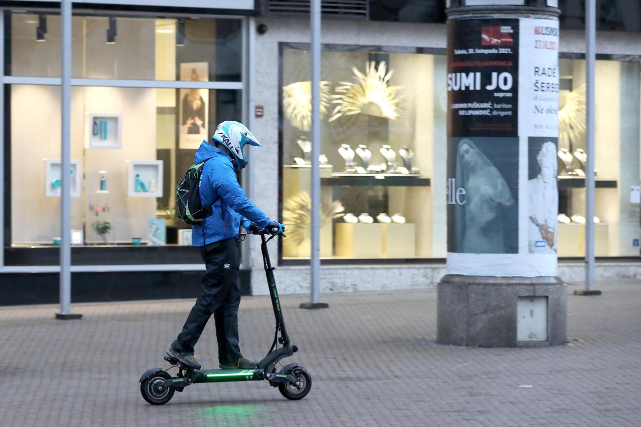 Zagreb: Vozači električnih romobila ne odustaju od svojih prometala ni po kiši