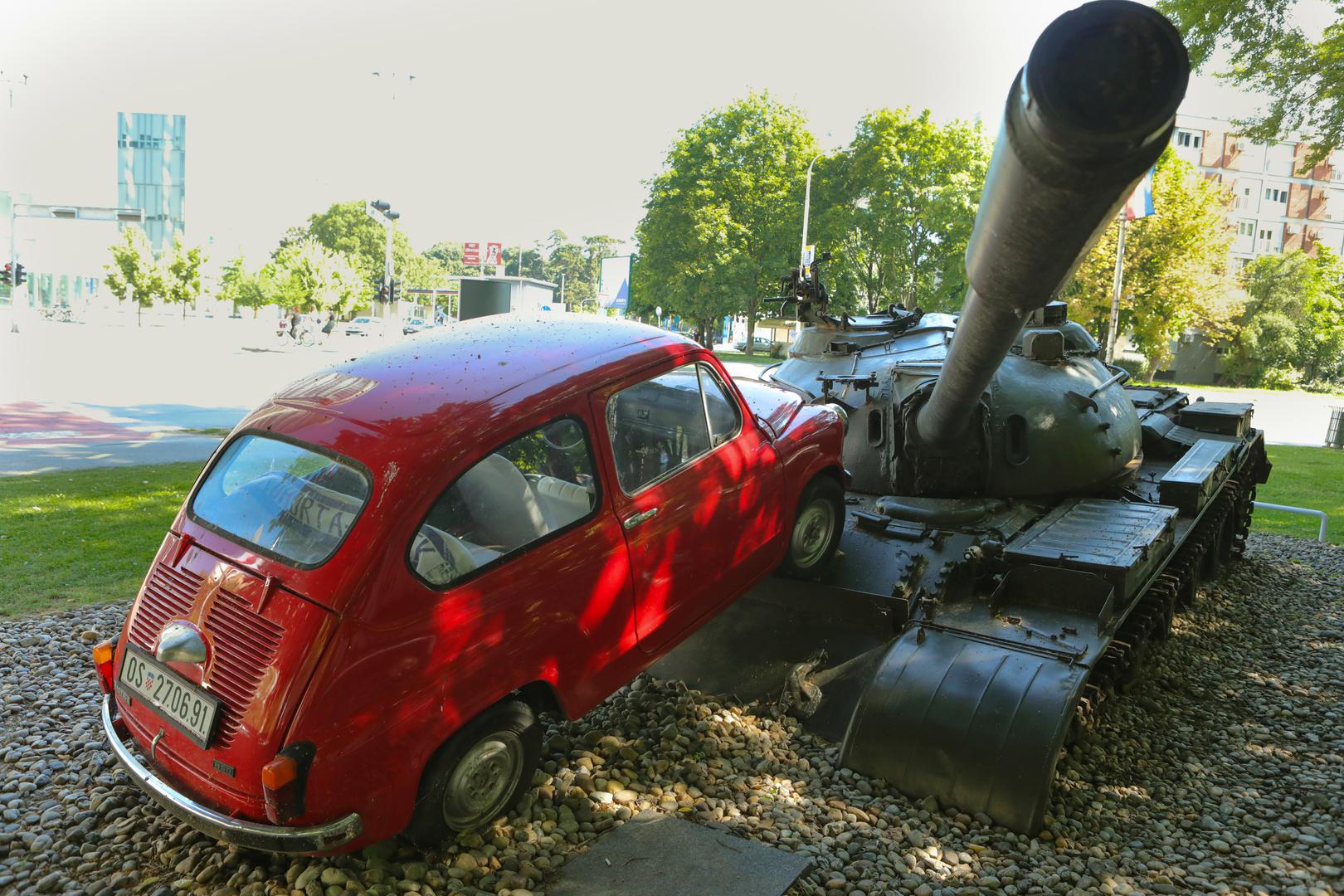 Fotografija i snimka tenka koji gazi fiću postala je jedan od simbola Domovinskog rata, a u Osijeku je na tom mjestu danas i spomenik. No, fiću u tom slučaju gazi tenk. 