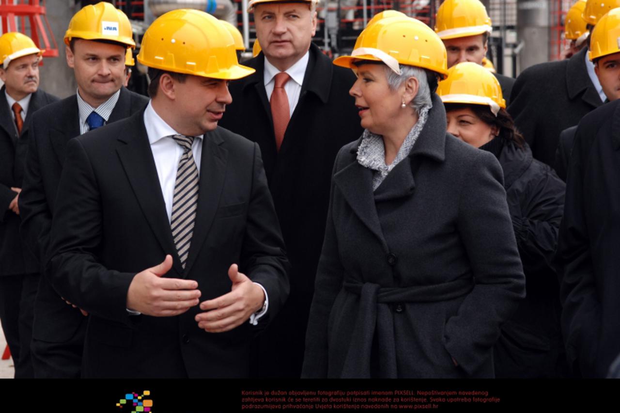 '12.02.2011. Rijeka - Predsjednica Vlade Jadranka Kosor u posjetu rafineriji povodom dovrsetka radova na prvoj fazi modernizacije Rafinerije nafte Rijeka. Goste je u obilazaki rafinerije poveo predsje