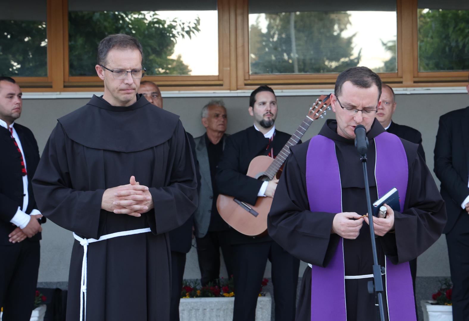 Okupljene je predvodio župnik i dekan fra Lukica Vojković. U molitvi su se prisjetili Luke, njegove obitelji i cijelog Drniša.