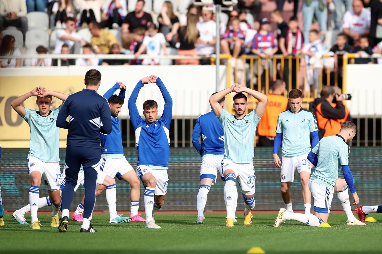 Split: Zagijavanje nogometaša Hajduka i Dinama uoči početka utakmice