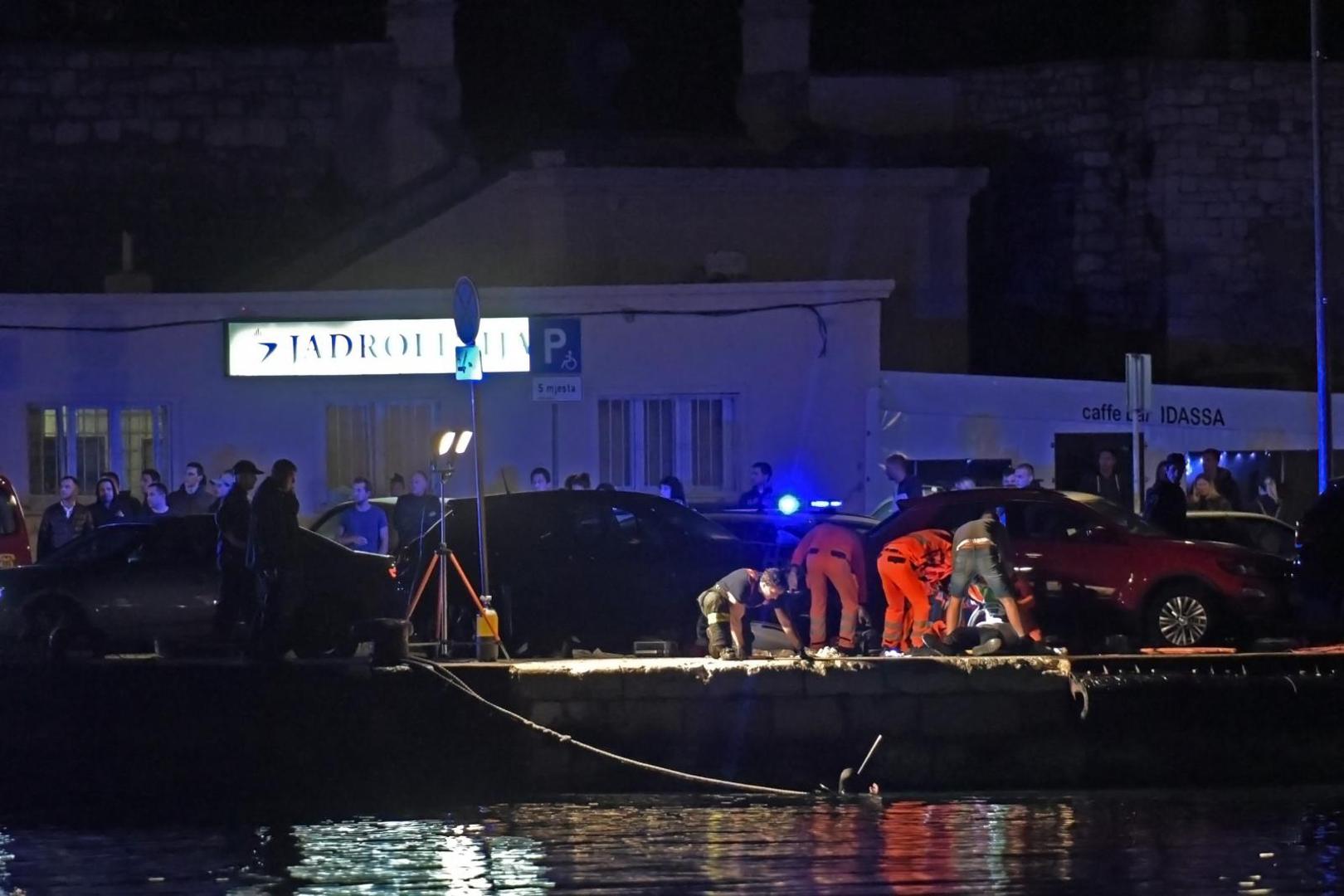 04.05.2020., Zadar - Sinoc oko 23 sata dogodila se prometna nesreca u kojoj je vozilo Audi zavrsilo u moru u gradskoj luci. Prema nesluzbenim informacijama dvije su osobe izgubile zivot. Photo: Dino Stanin/PIXSELL