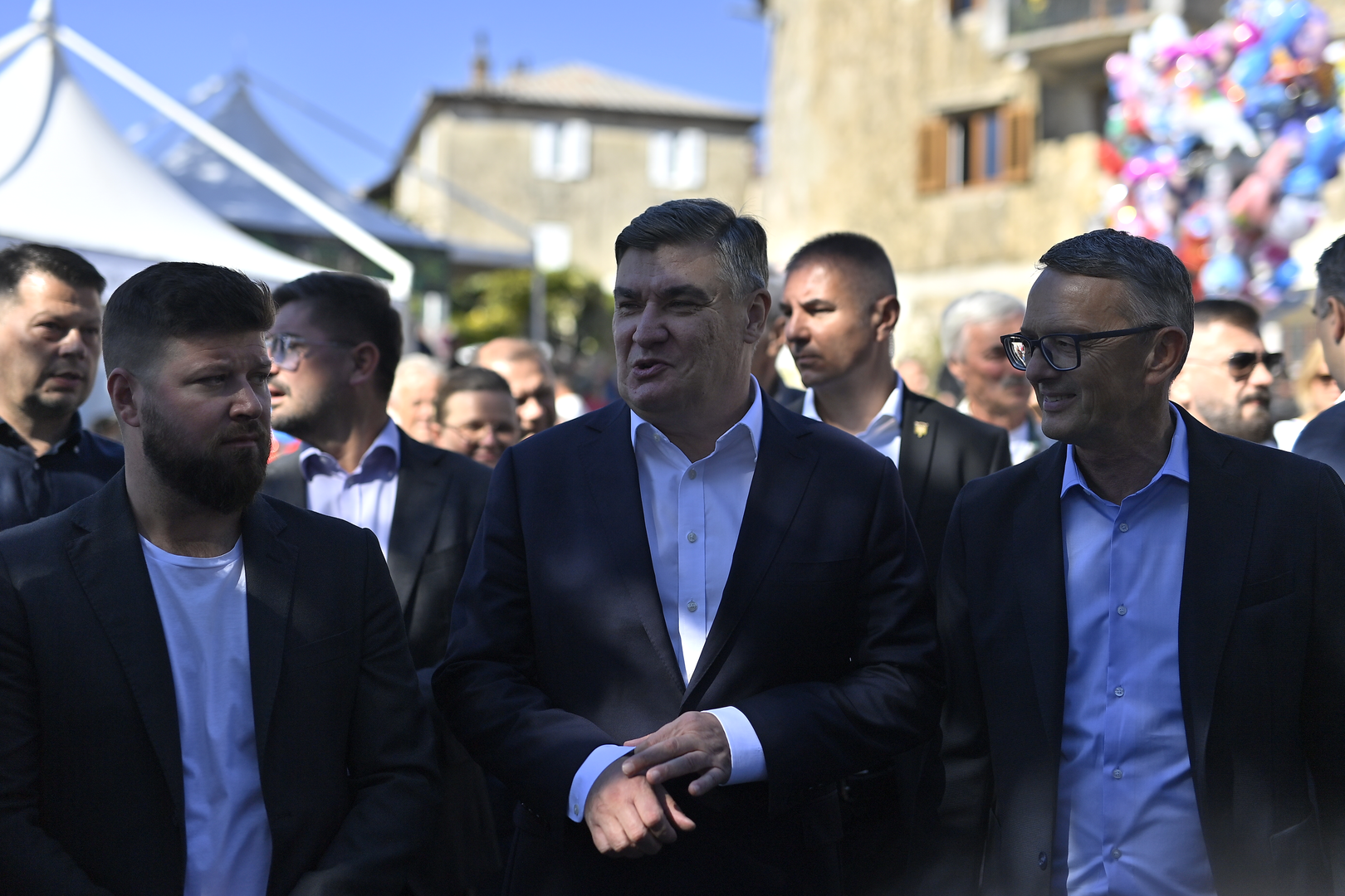 Program je počeo u podne na glavnoj pozornici, a nakon toga na redu je bila izložba Ervina Dubrovića "Vladimir Nazor u Kastvu" u Galeriji sv. Trojice. Predsjednik je ujedno visoki pokrovitelj ovogodišnje Bele nedeje.