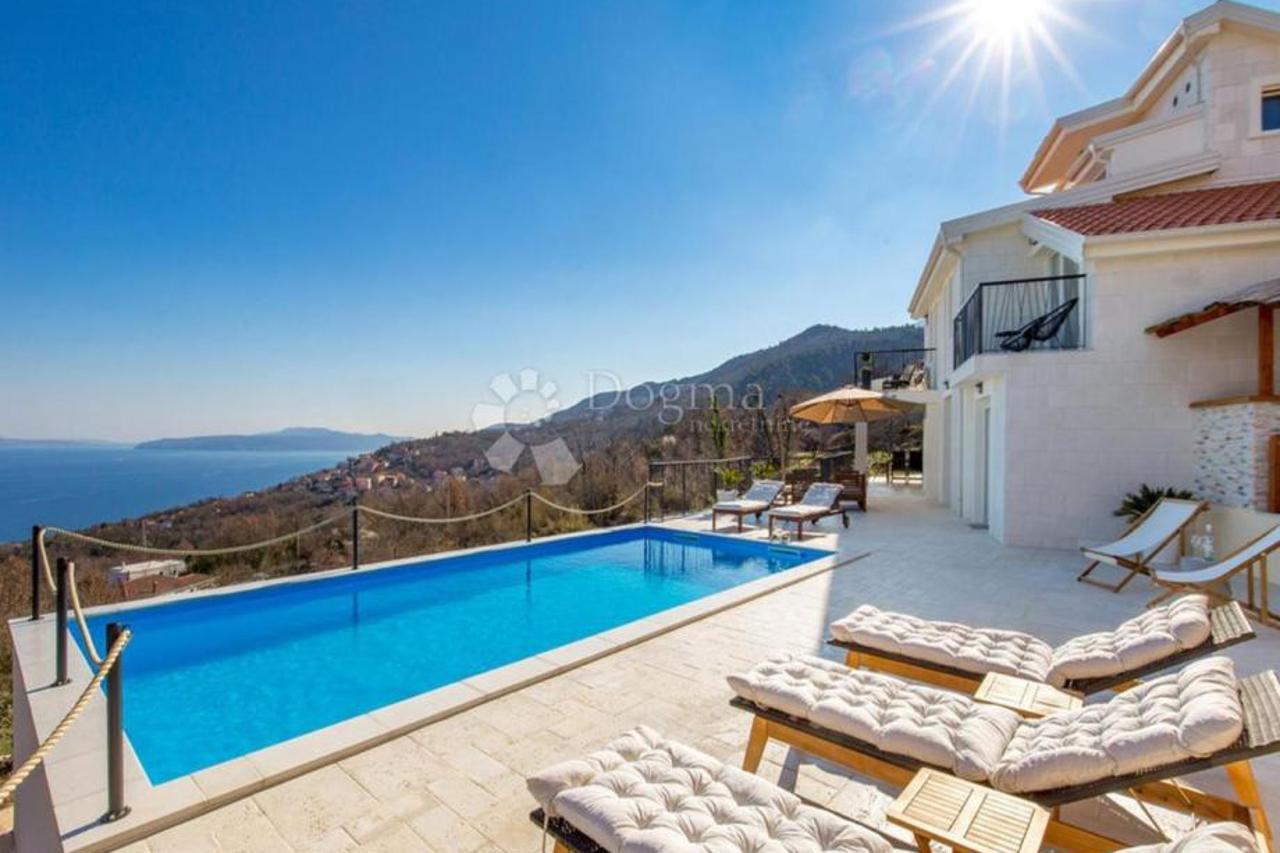 Samostojeća kuća s bazenom i panoramskim pogledom na more