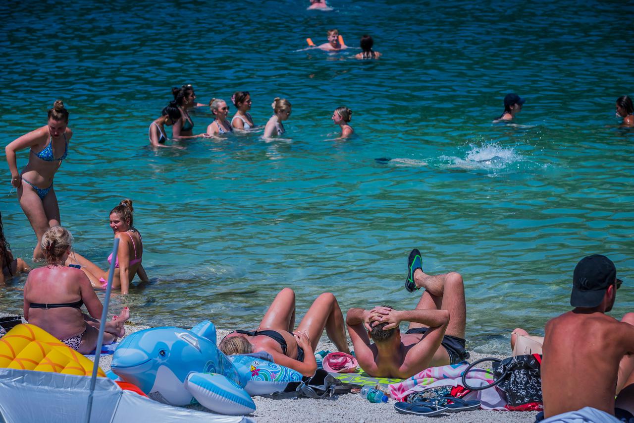 Gužva na splitskoj plaži Kasjuni podno Marjana