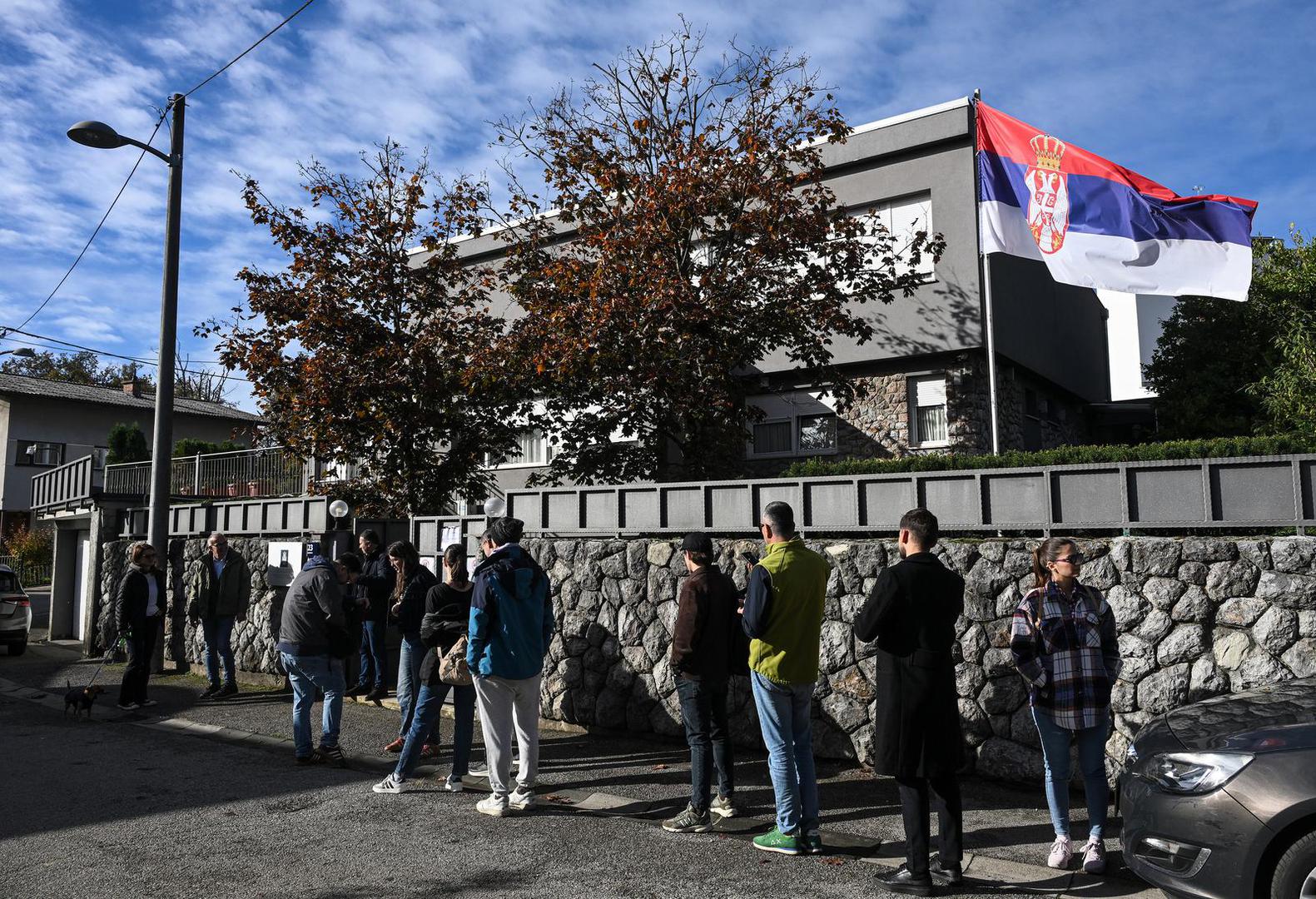 Redovi za glasanje na današnjim prijevremenim parlamentarnim izborima u Srbiji formirali su se i u Zagrebu.