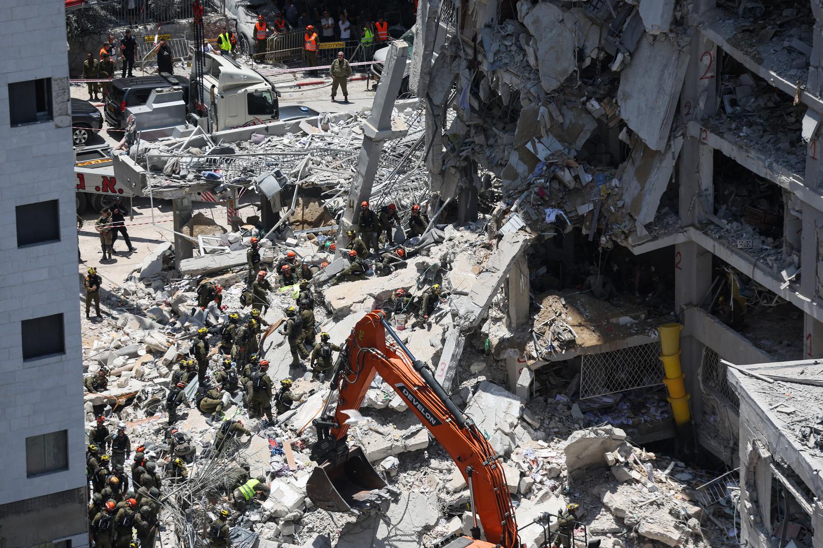 "Iran gori", poručio je izraelski ministar obrane Israel Katz, dok je premijer Benjamin Netanyahu najavio daljnje napade na "sve ciljeve režima". Iran je u odgovoru zaprijetio još snažnijim udarima ako se izraelski napadi nastave.