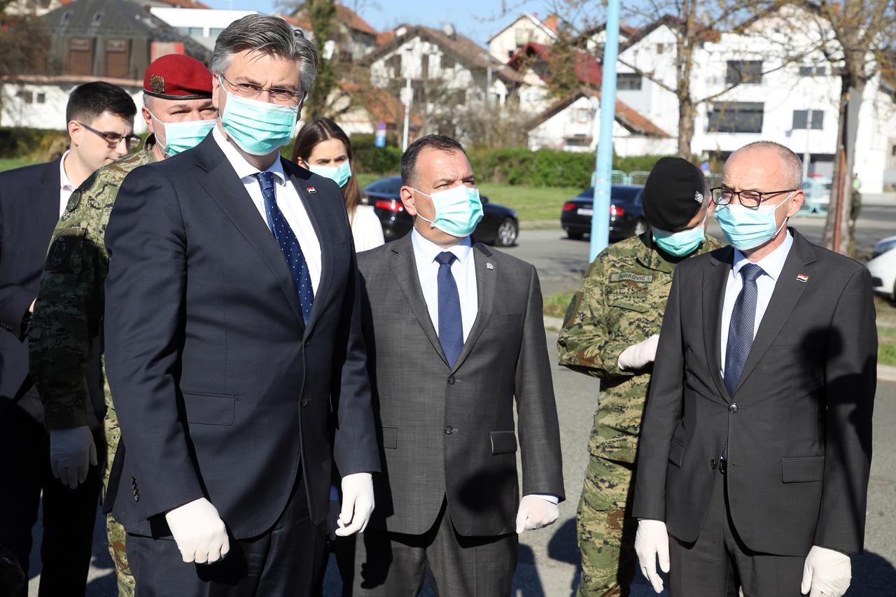 Premijer Plenković obišao vojne šatore postavljene u krugu KB Dubrava