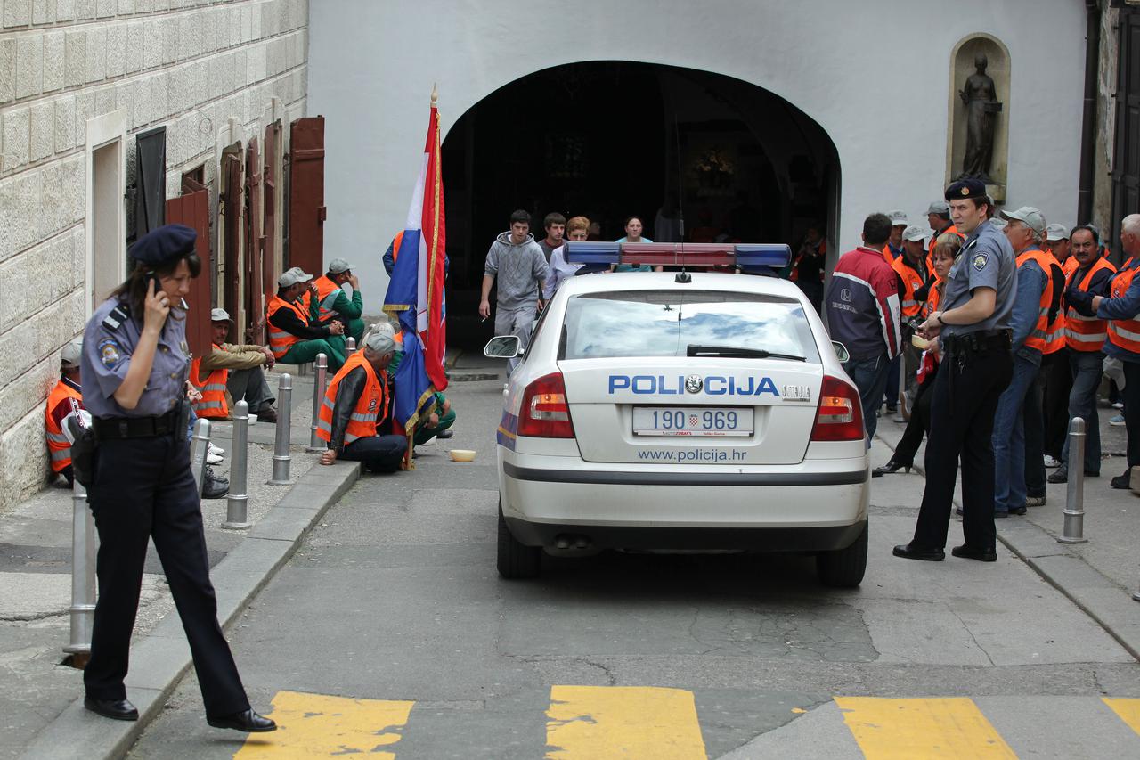 06.05.2010. Kamenita, Zagreb -Radnici Poljoprerade nakon okupljanja na Jelacicevom trgu nastavili su prosvjed zbog neisplate placa kod Kamenitih vrata gdje ih je zaustavila policija. Photo: Patrik Macek/PIXSELL
