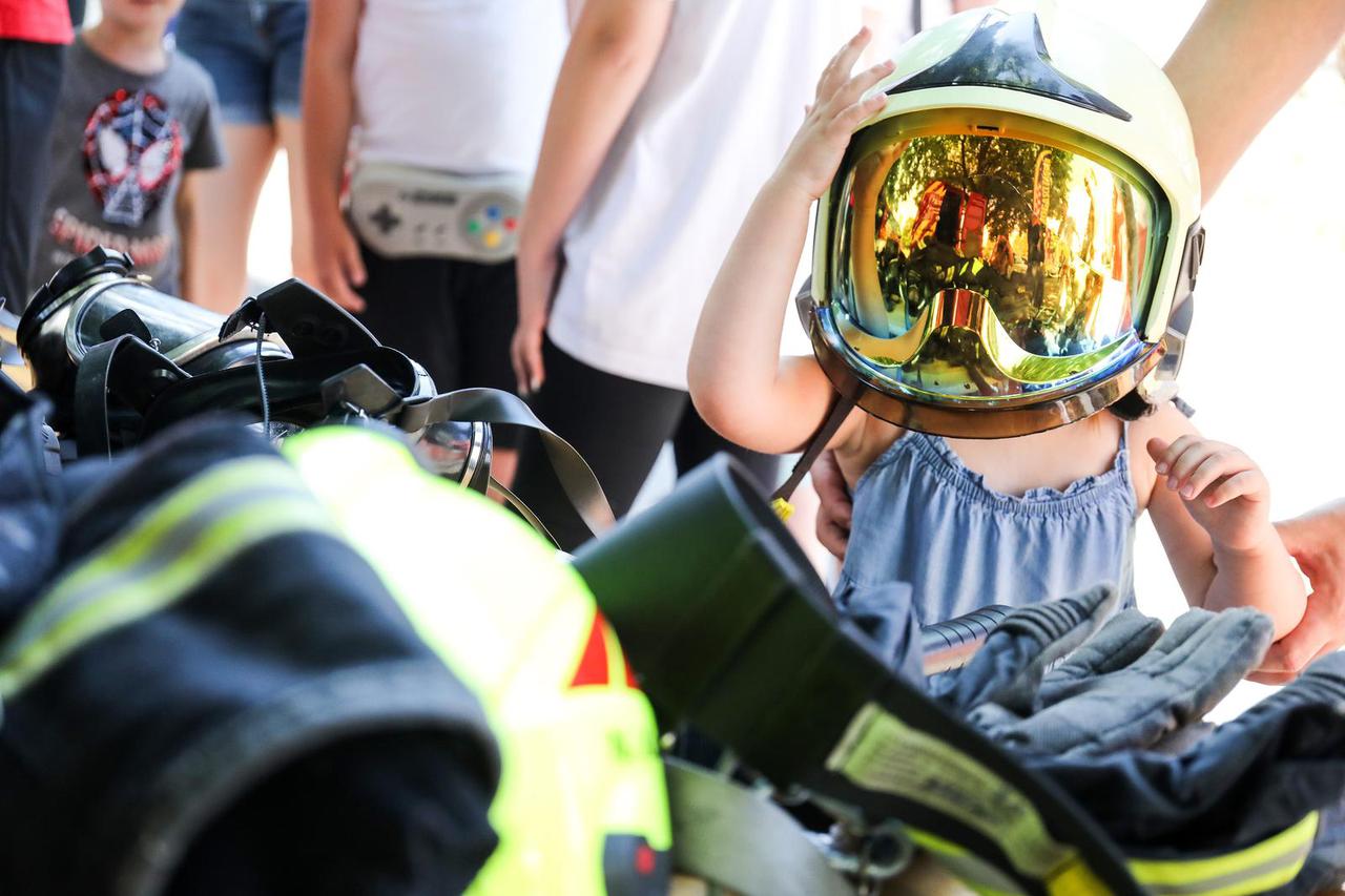 Zagreb: Vatrogasci posjetili Travno, družili se s najmlađima i pokazali im opremu