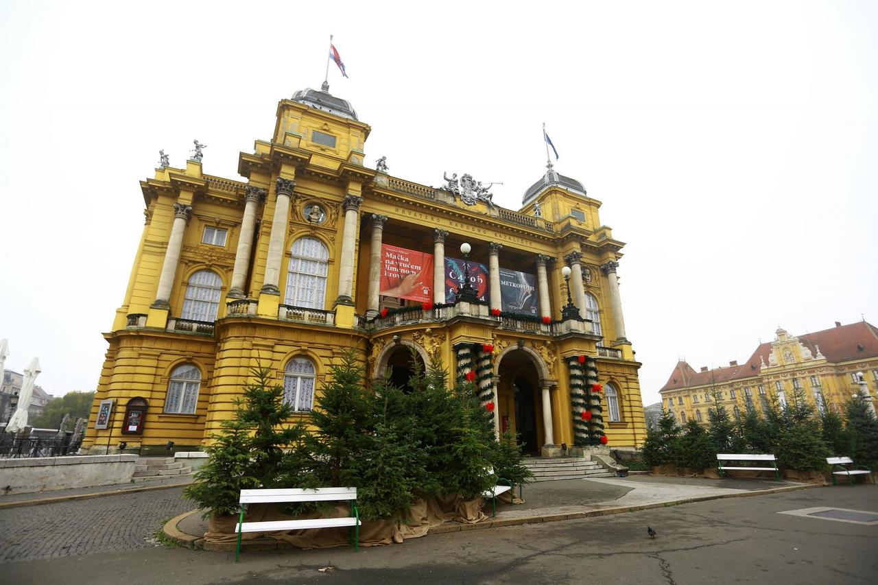 Zagreb: Zgrada Hrvatskog narodnog kazališta poprimila božićno ruho