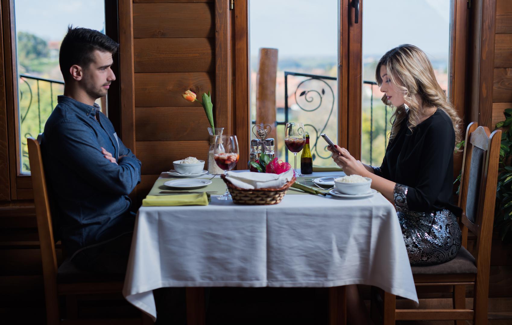Nema nikakve hobije ni strasti – Ako ga baš ništa ne zanima u životu, zahtijevat će i od vas da se ponašate kao on. U početku će to funkcionirati, no vrlo brzo će vam dosaditi druženje samo s njim, poželjet ćete otići na kavu s prijateljicama ili na aerobik, a onda će nastati problem.
