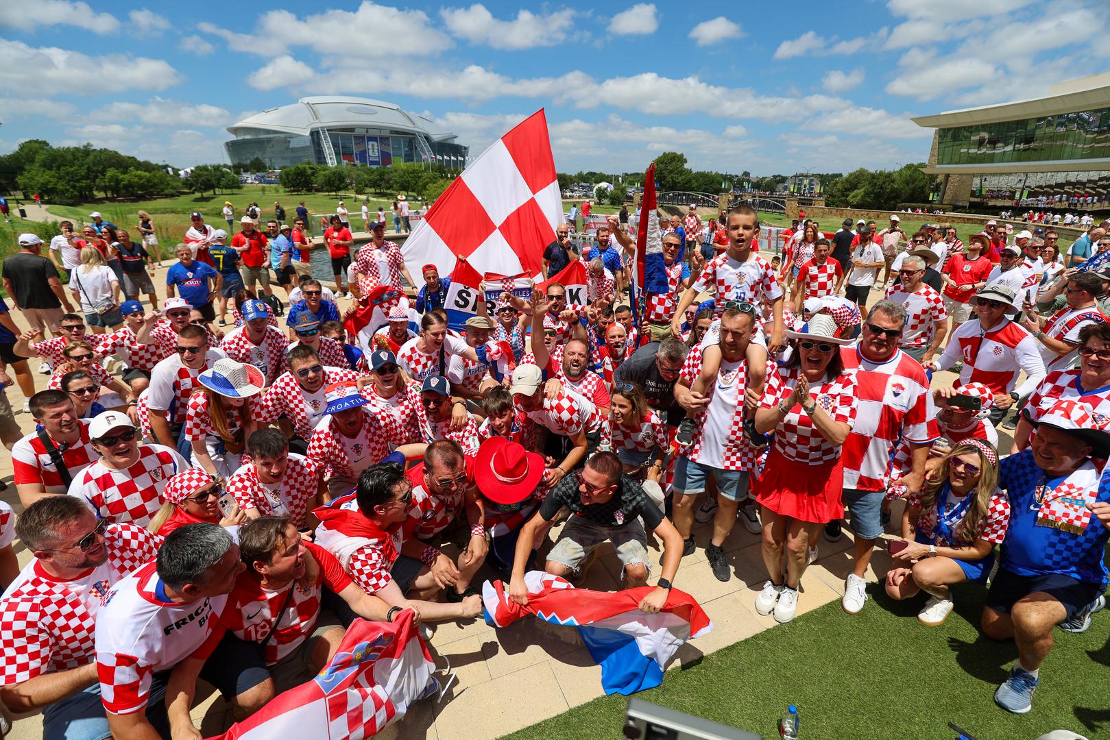 Brojni hrvatski navijači iz Hrvatske, Bosne i Hercegovine te brojnih zemalja diljem svijeta okupile su se oko stadiona uoči dvoboja Hrvatske i Engleske na Svjetskom prvenstvu.