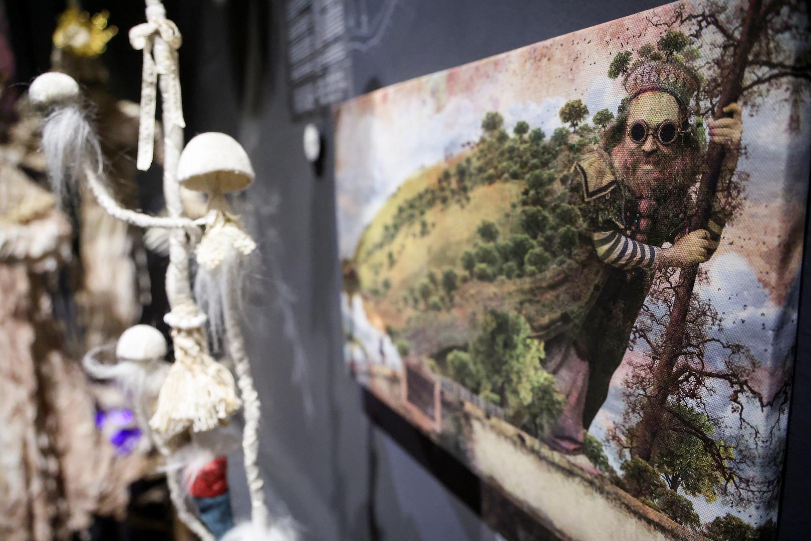 . – Odrastao sam uz priče koje su mi pripovijedale bake i to su bile priče u koje su one, kao i njihovi preci, stvarno vjerovali. Primjerice, nismo se kao klinci smjeli igrati na određenim mjestima jer bi nas pesiglavci odnijeli u šumu čim bi pao mrak. Nakon što sam završio fakultet i kada su bake preminule, shvatio sam kako su te priče umrle s njima. Ideja postava tako je na suvremen način predstaviti te stare narodne predaje, a možda nekoga i potaknuti da ih se prisjeti, ali i da u konačnici posjetitelji vide kako su izgledala ta mitska bića – kaže Zdenko Bašić, transmedijski umjetnik i osnivač muzeja