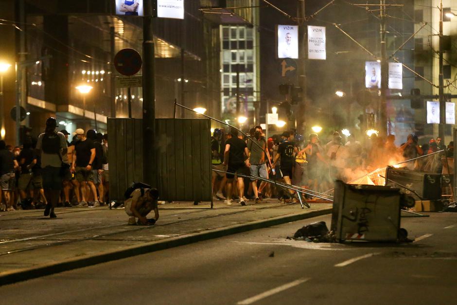 Beograd: Policija rastjerala građane koji su bili okupljeni u Ulici Kneza Miloša, nekoliko građana ozlijeđeno