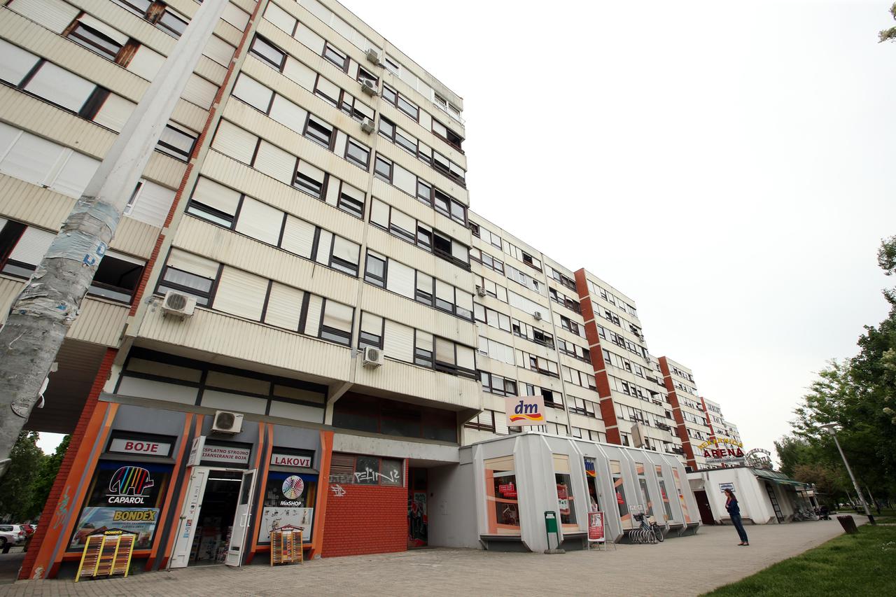 05.05.2015., Zagreb Spansko, Kukuljevicev trg. U proteklih mjesec dana zaredale pljacke i prepadi u trgovinama i  kaficima, a u zadnjoj placki provalnici su iscupali vrata u trgovini s kozmetikom. Vlasnik kafica Darko Grgas vrata svog kafica osigurao je c