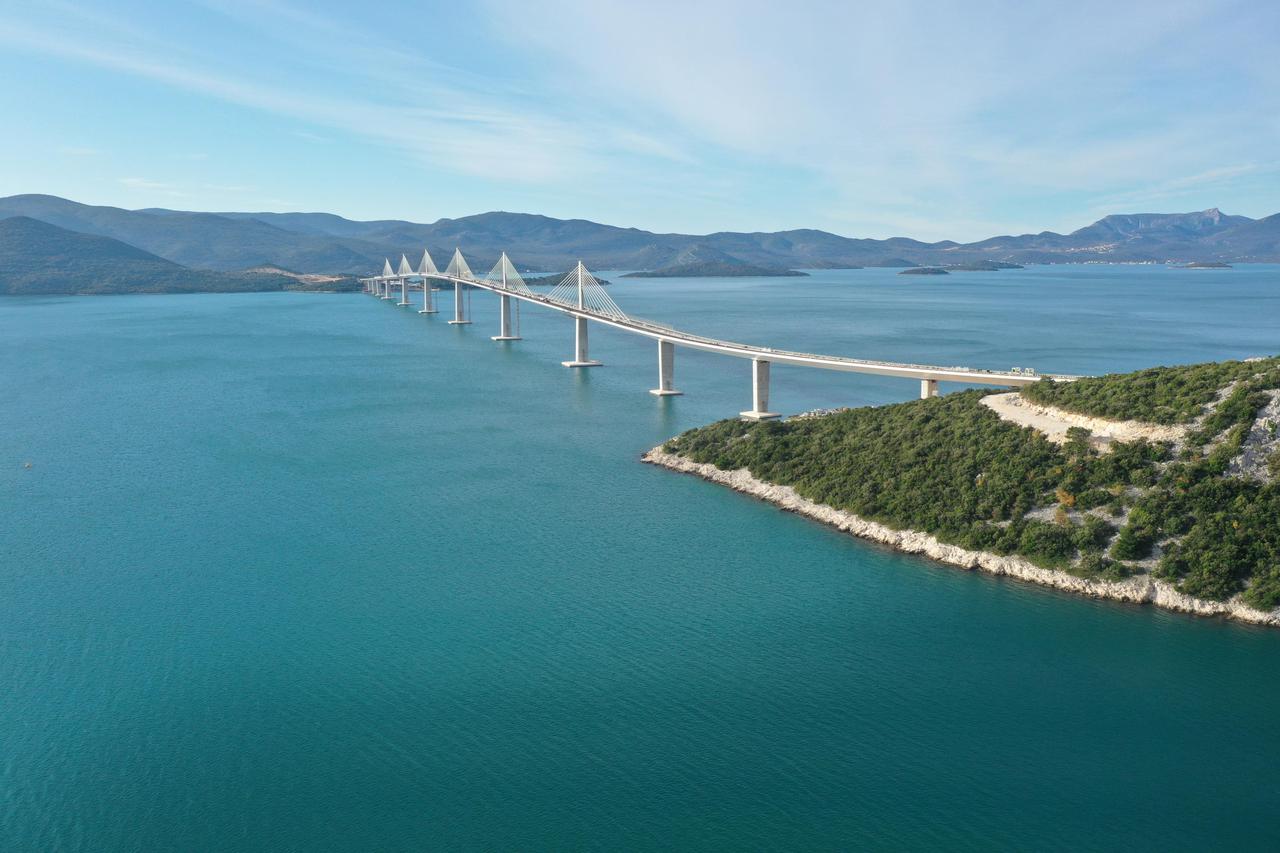 Pogled iz zraka na gradilišta pristupnih cesta za Pelješki most 