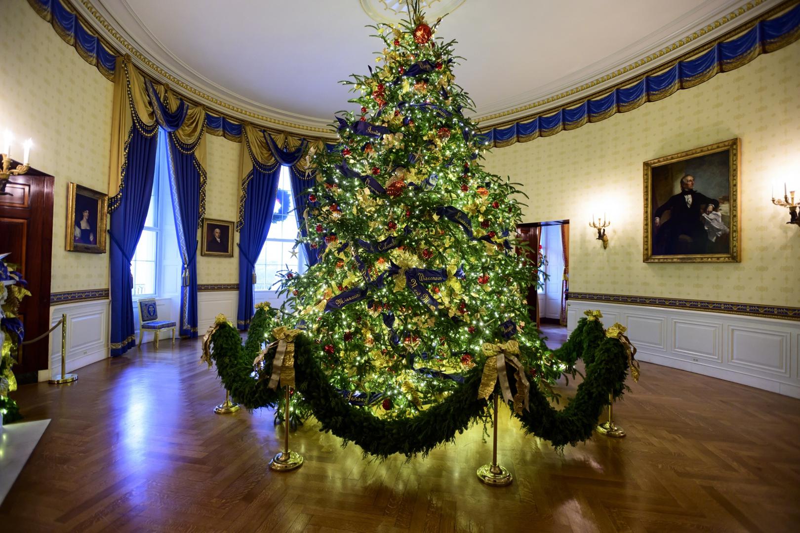 Središnje mjesto zauzima božićno drvo visoko 5,5 metara.