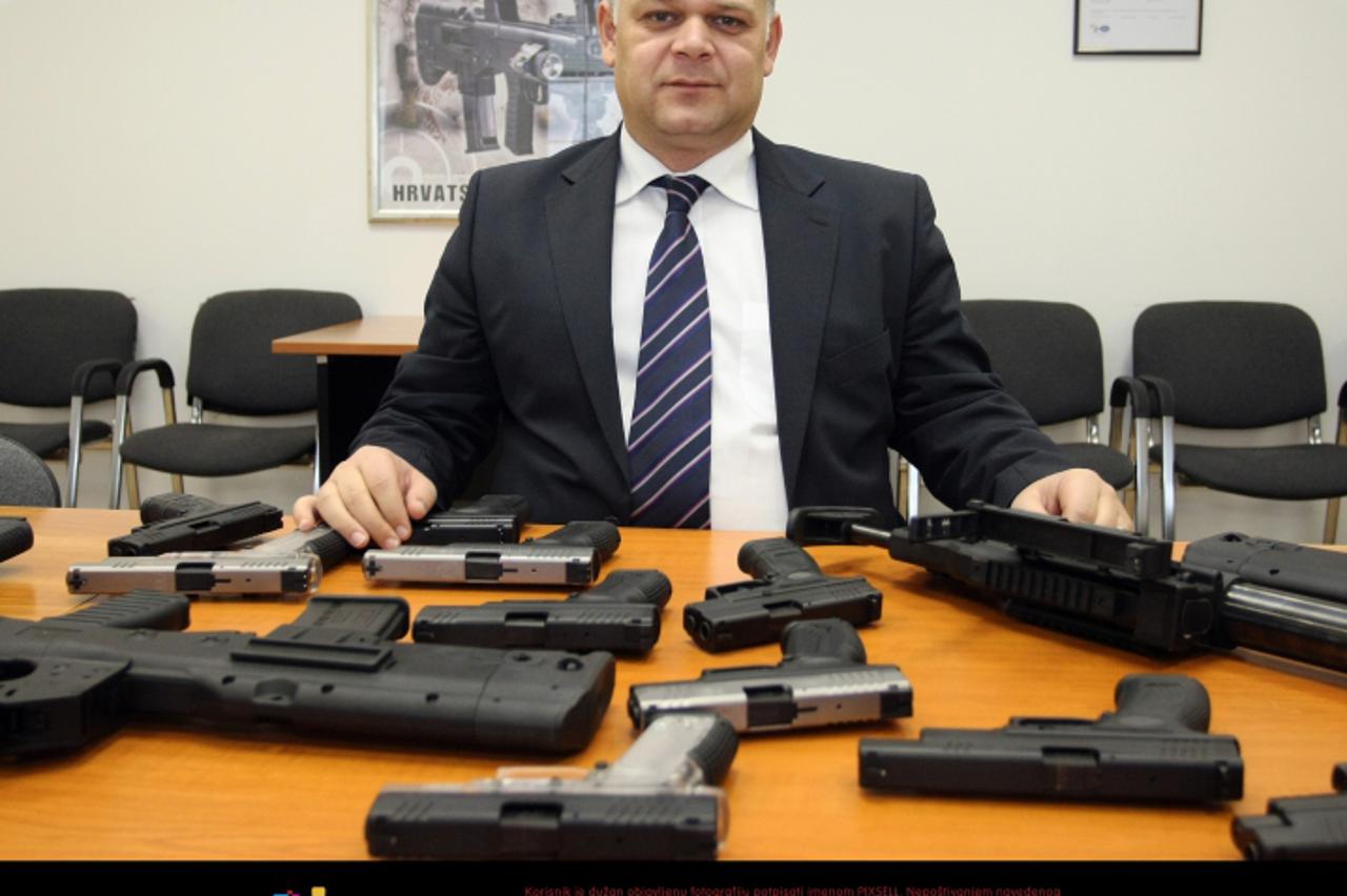 'SPECIJAL OBZOR, 01.12.2011., Karlovac -  HS Produkt d.o.o. je hrvatska tvrtka za proizvodnju vatrenog oruzja. Poznata je po proizvodnji polu-automatskog pistolja HS 2000 i jurisne puske VHS koji se u