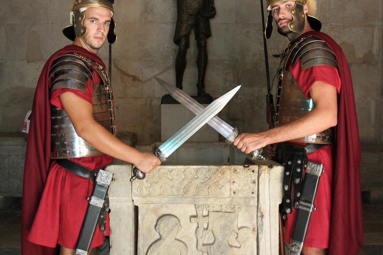 25.07.2015., Split - Clanovi Dioklecijanove straze Karlo Gaspar i Marin Titilic.  Jupiterov hram pokraj Peristila datira iz 4 stoljeca,  Mestrovic je autor Jupiterovog kipa, a krstionica je iz 11. stoljeca. Photo: Miranda Cikotic/PIXSELL