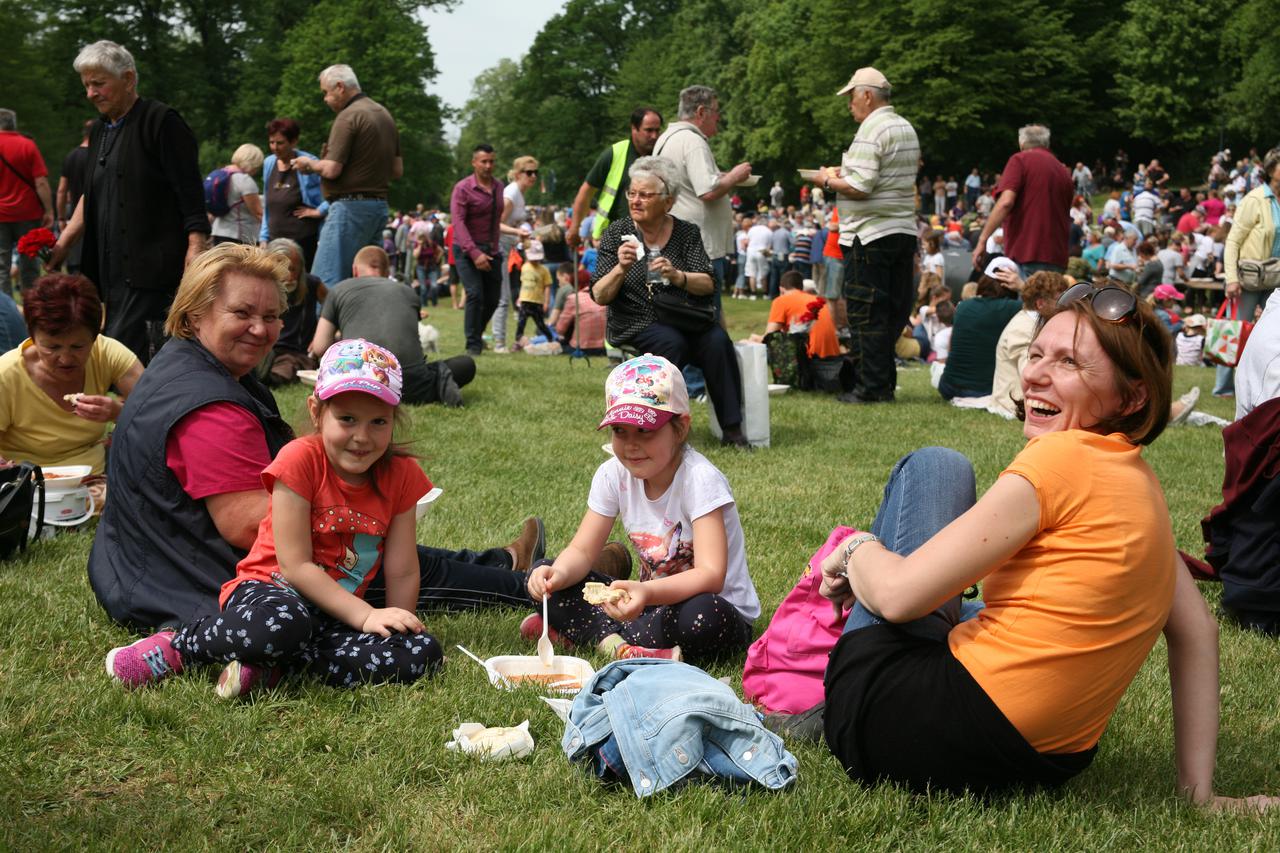 Zagreb: Brojni građani u Maksimiru obilježavaju praznik rada uz porciju graha