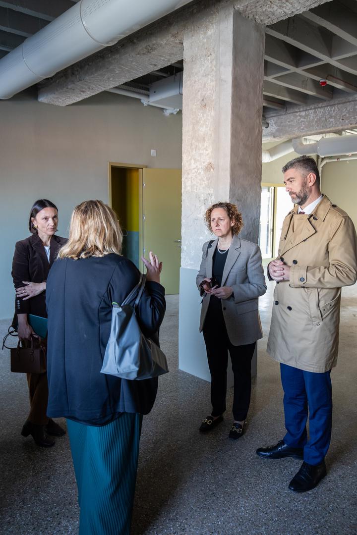 "Konstruktivni i završni radovi su gotovi, a preostalo je opremanje. Očekujem da će sve biti završeno do sredine ljeta. Dubrovačke knjižnice su odradile svoj dio posla u preseljenju gruškog ogranka. U ranu jesen će ovaj prostor vrvjeti životom, djecom i odraslim članovima knjižnice“, rekao je Franković i najavio da će se ogranak Lapad smjestiti u zgradi nekadašnjeg ugostiteljskog objekta kod teniskih terena