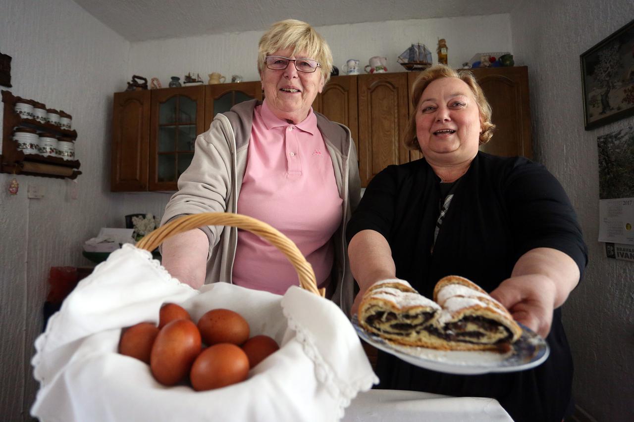 DKS_56154415  14.04.2017., Zagreb - Dubravka Strikovic tradicionalno boji jaja ljuskom luka. Photo: Borna Filic/PIXSELL