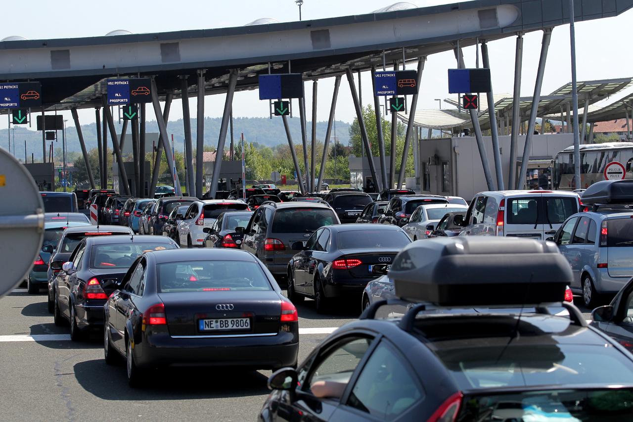 14.04.2017., Bregana - Kilometarske kolone na ulazu i izlazu u RH na granicnom prijelazu Bregana. Zbog strogih kontrola pregleda putovnica svim putnicima. Brojnim putnicima koji putuju autobusima dosadilo je cekanje pa su krenuli pjesice preko granice iz 