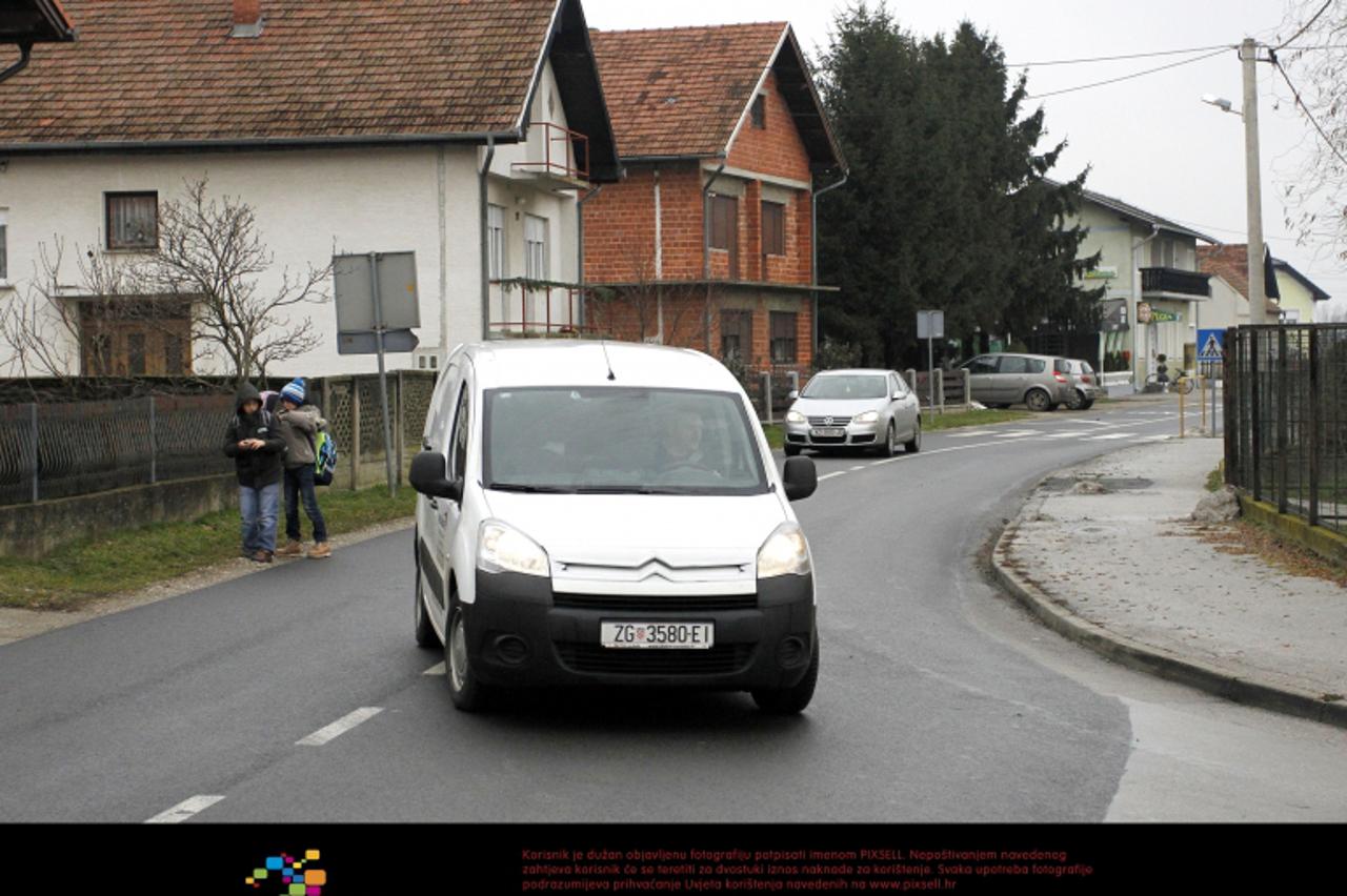 '18.12.2012., Podbrest- Mjestani Podbresta i Svetog Kriza ugrozeni zbog pojacanog prometa nakon zatvaranja ceste Sveti Kriz- Prelog.  Photo: Vjeran Zganec-Rogulja/PIXSELL'