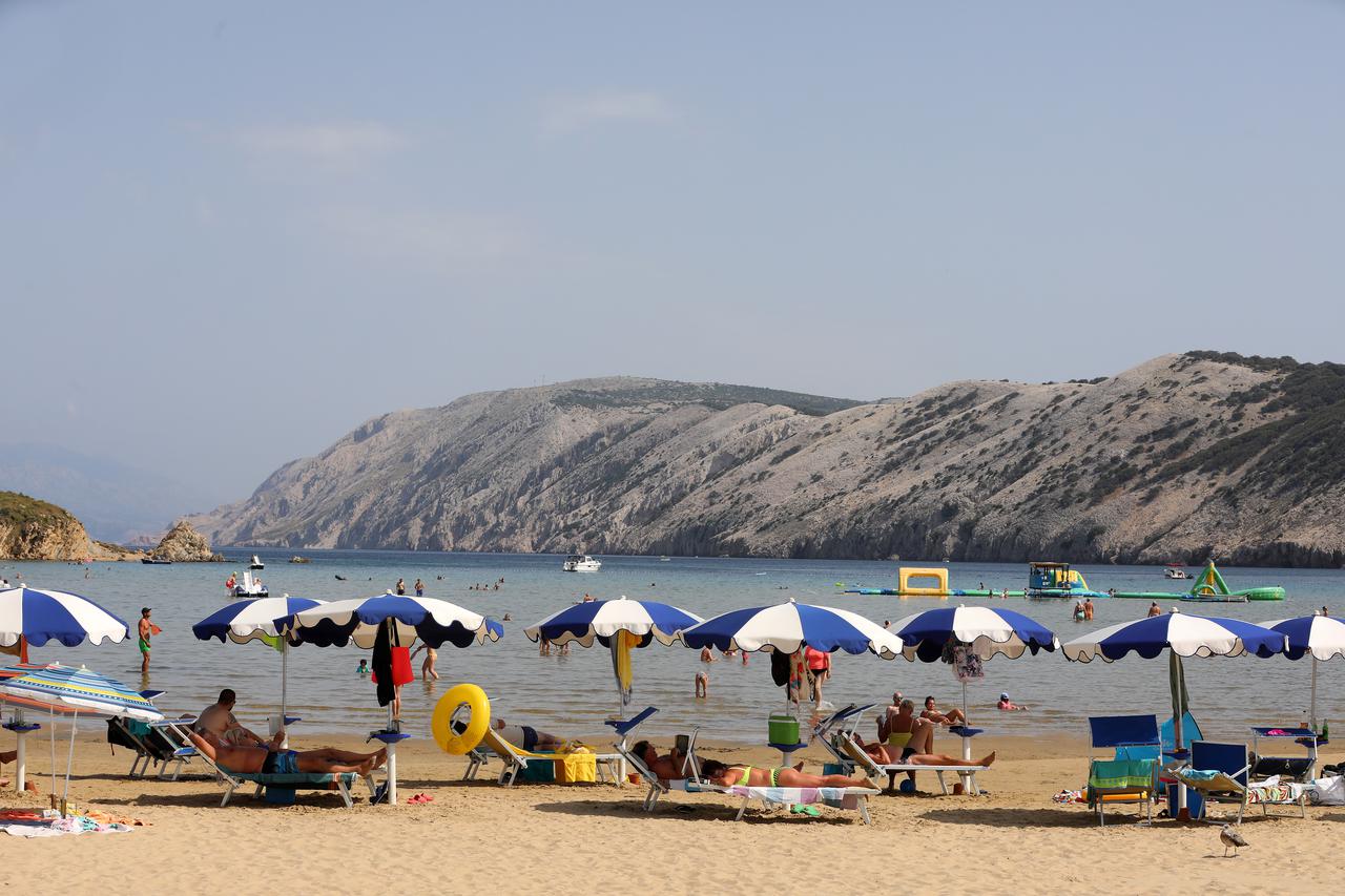 Popularna Rajska plaža u Loparu puna je kupača