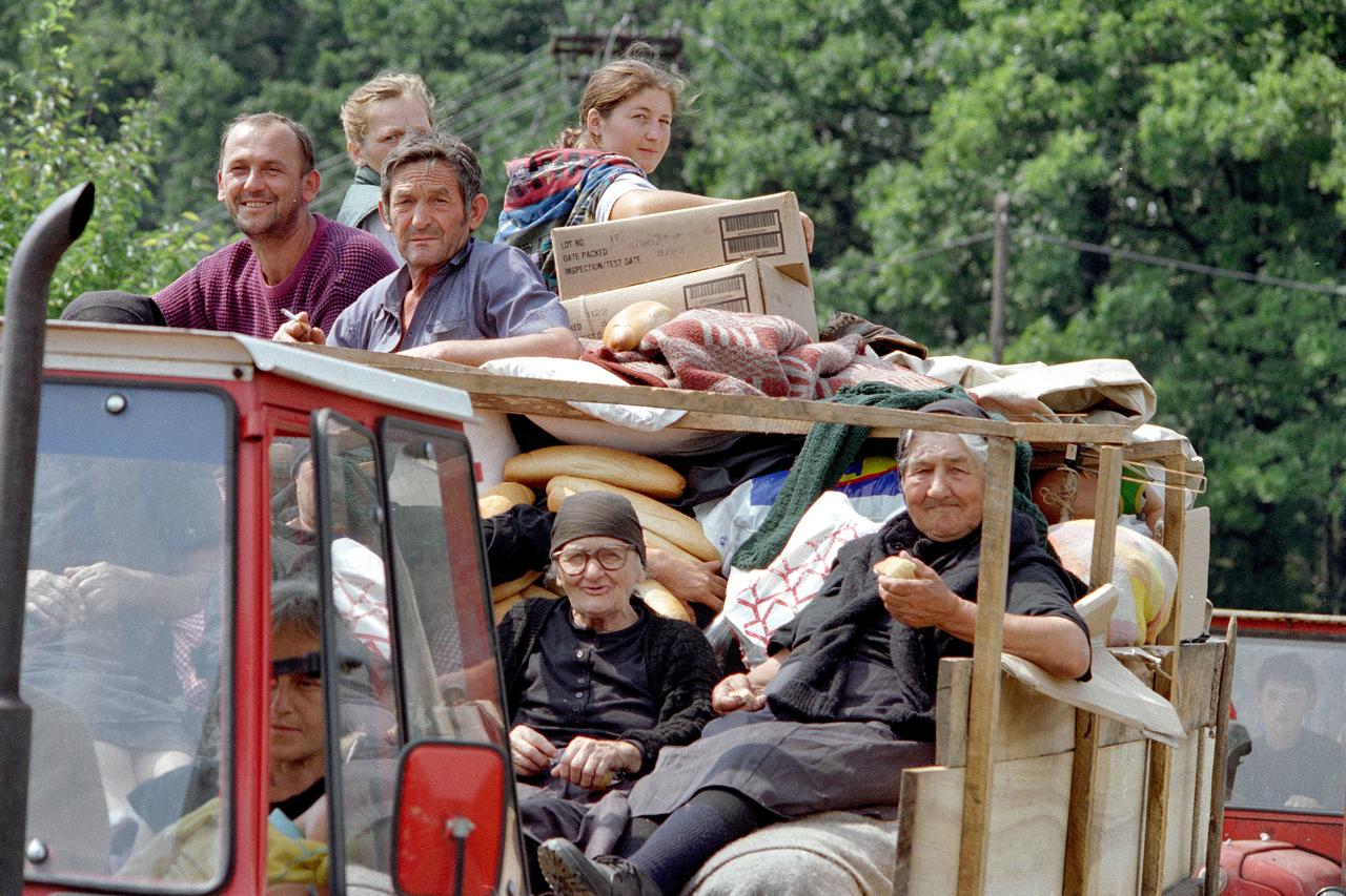 10.08.1995.,Glina -  Kolona srpskih civila medju kojima su bili i razoruzani pripadnici paravojnih postrojbi nakon predaje 21 banijskog korpusa vojske pobunjenih Srba napusta Hrvatsku. Pripadnici HV i policije oduzimali su oruzje, osiguravali su kolonu te