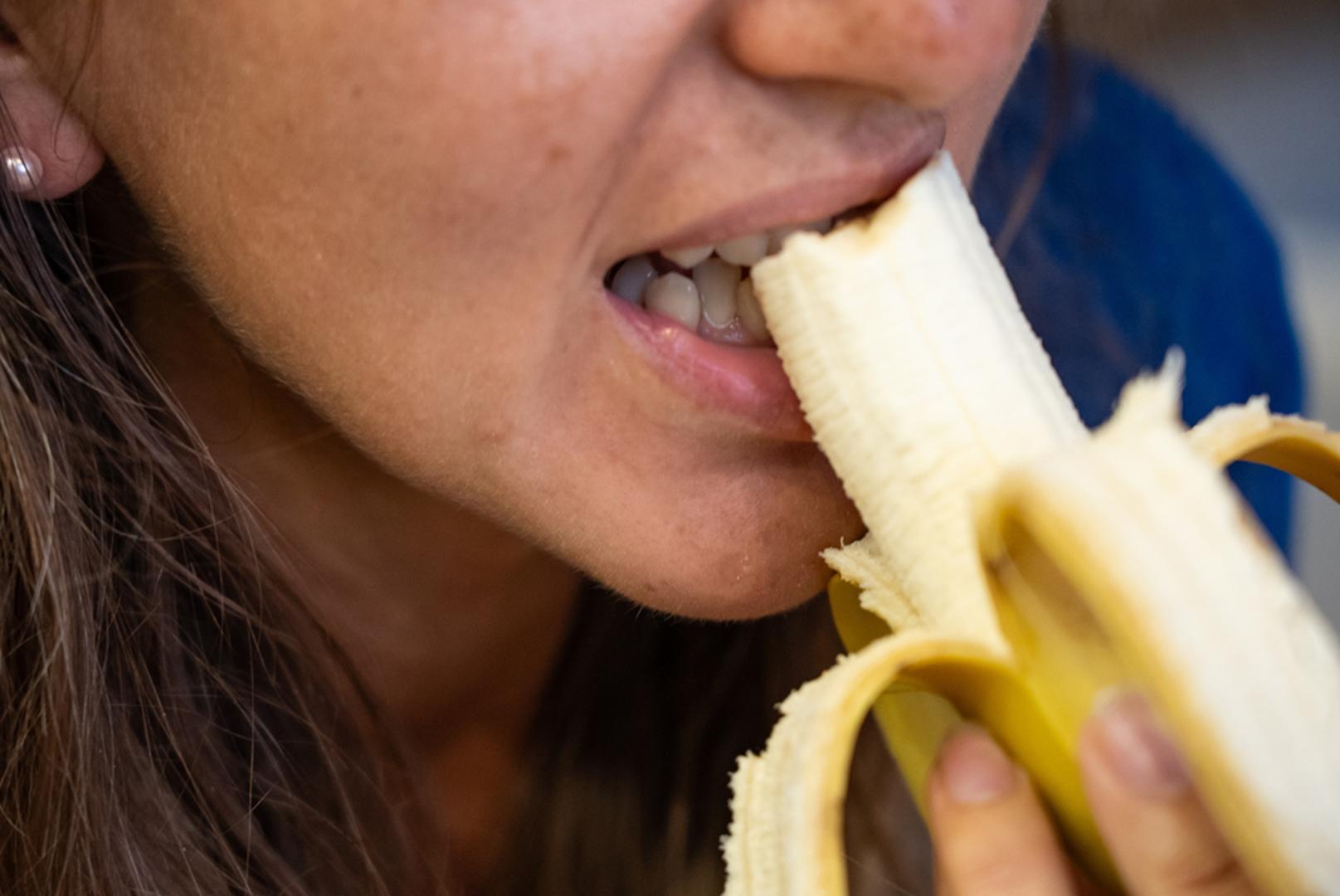 Banane: Banane spadaju među voće koje je manje kiselo od citrusa, pa ih mnogi lakše podnose kada imaju osjetljiv želudac. Zbog meke teksture i blagog okusa često se smatraju dobrim izborom za doručak ili međuobrok. Ipak, kao i kod svake hrane, važno je pratiti vlastitu reakciju jer i namirnice koje većini odgovaraju nekome mogu smetati. 