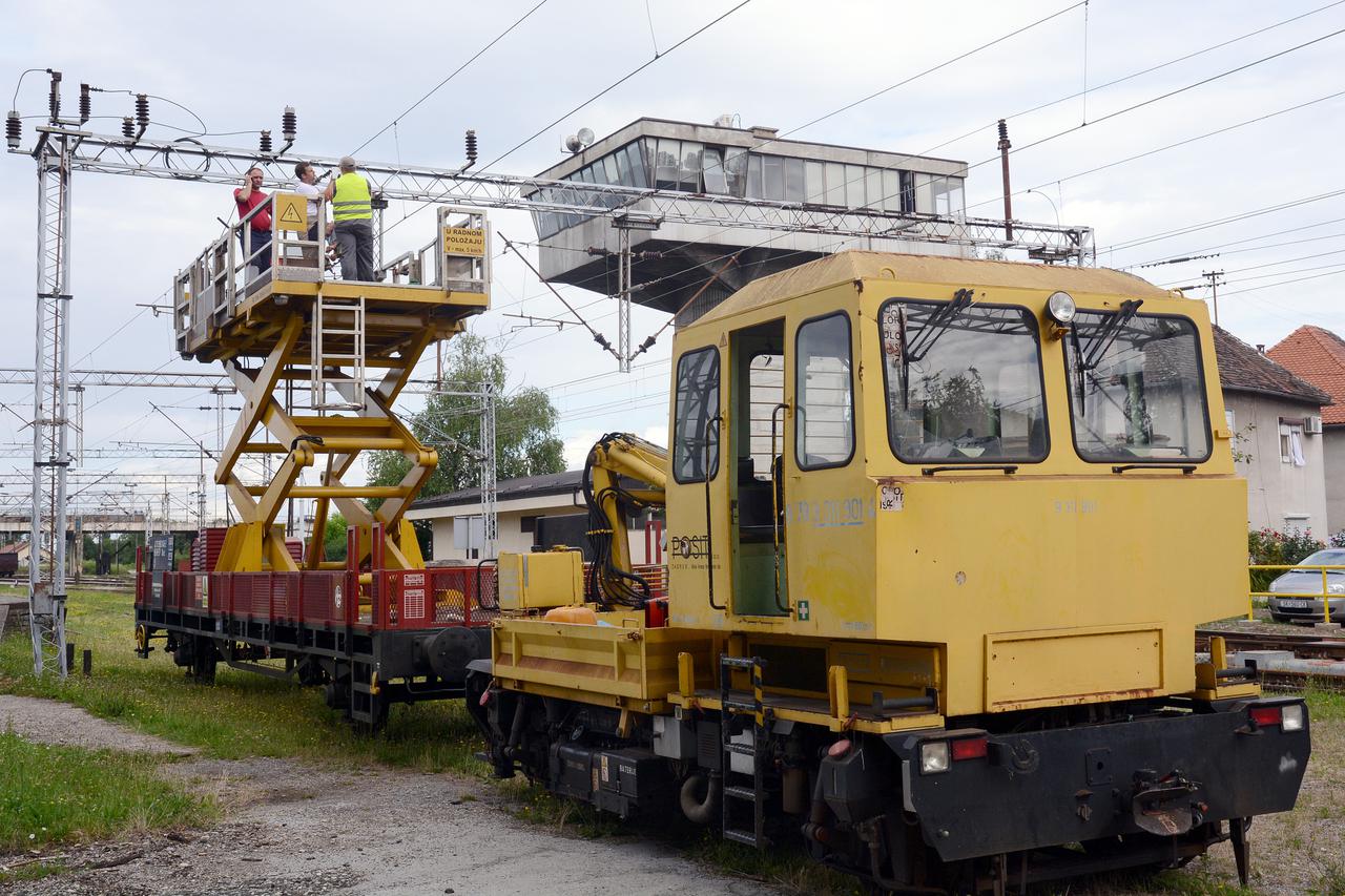 09.07.2014., Sisak - U sklopu rekonstrukcije zeljeznicke pruge Sisak-Zagreb radnici HZ infrastrukture rade na obnovi dijelova konstrukcije visokonaponske mreze. 