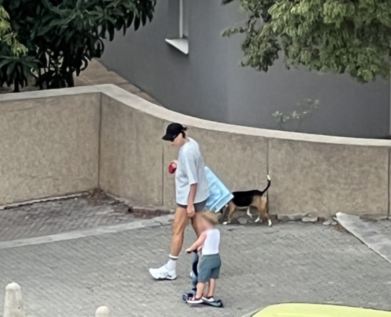 U ulozi majke, daleko od natjecateljskog stresa i kontroverzi, Blanka Vlašić ostavlja dojam žene koja je pronašla vlastiti mir – u ritmu svakodnevice, šetnjama uz more i trenucima sa sinom i ljubimcem.